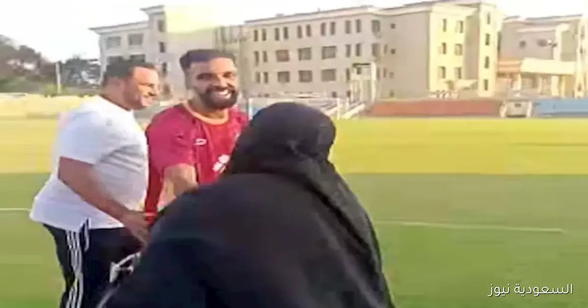 والدة لاعب مصر المقاصة تجذب الأنظار خلال مباراة جولدن بعد مواساة الخصم