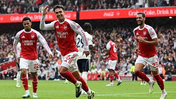 أرسنال يسعى للحفاظ على الصدارة أمام كريستال بالاس في الدوري الإنجليزي