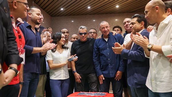 احتفالية الخطيب بعيد ميلاده بحضور زوجته أثناء انتخابات الأهلي