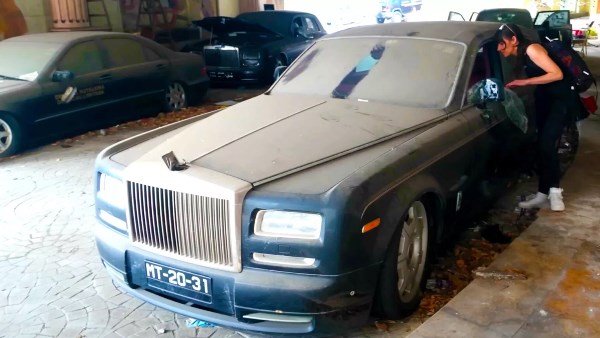 اكتشاف كنز من السيارات الفاخرة داخل فندق مهجور فخم