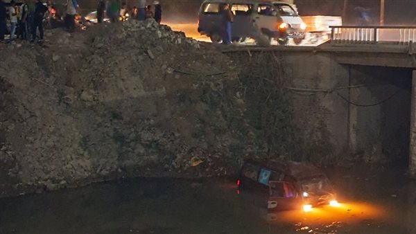 انتشال سيارة سوزوكي لمندوب مبيعات سقطت في ترعة بالجيزة