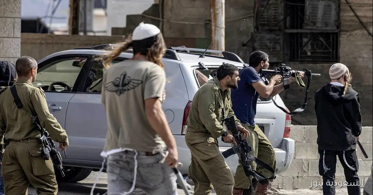 مستوطنون يعتدون على عائلة فلسطينية بجنوب الخليل ويحرقون مركبتها ويحطمون نوافذ منزلها